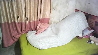 《监控破解✅真实泄密》城中村几个有点姿色的姐妹租一间平房改专用炮房提供快餐服务车轮战~嫖客有老有少因长得漂亮所以生意红火 (12)